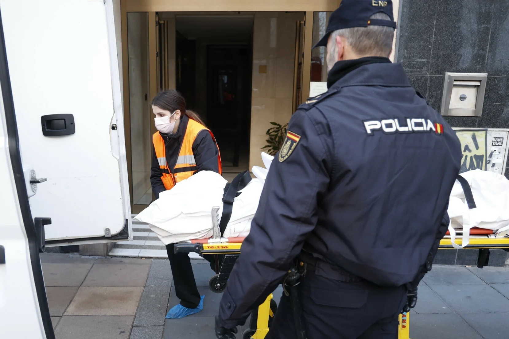 Policja w Hiszpanii przy pracy. Zdjęcie ilustracyjne.