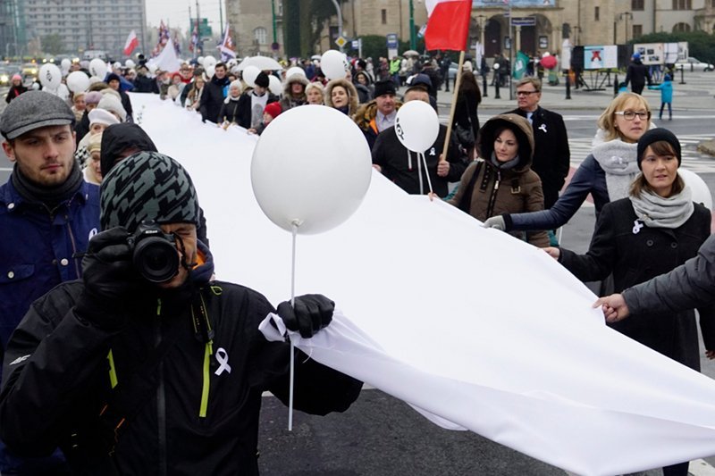 "Biały marsz" w Poznaniu. 600 osób przeciw aborcji, a wśród nich skrajna prawica.