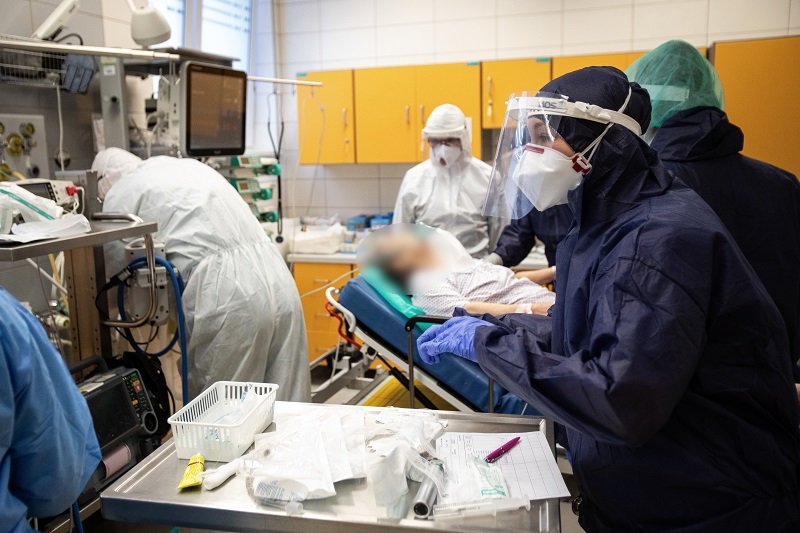 Fotograf pokazał, jak pracują lekarze na oddziale z covid-19.