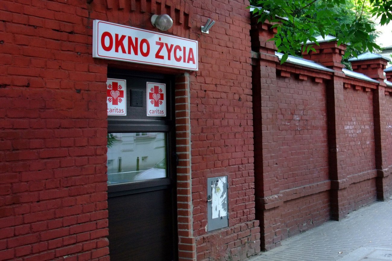 Warszawa. W oknie życia znaleziono chłopca