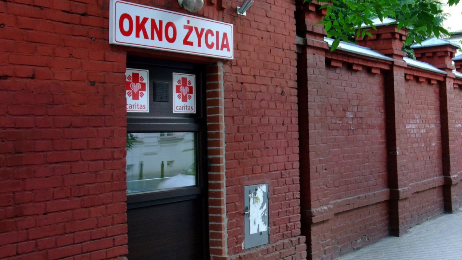 Warszawa. W oknie życia znaleziono chłopca