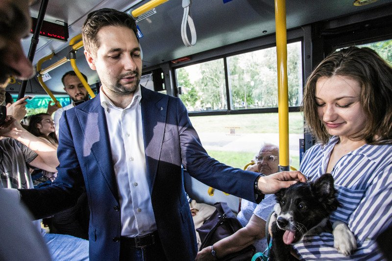 Patryk Jaki w czasie kampanii wyborczej zapoznaje się z warszawską komunikacją. Szkoda, że jego sztabowcy nie kasują biletów.