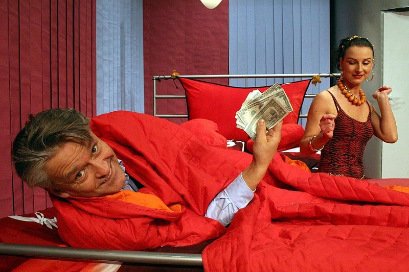 Artyści w spektaklu "Pecunia non olet (Pieniądze nie śmierdzą)"