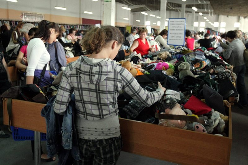 42 procent Polaków regularnie odwiedza sklepy z tanią odzieżą
