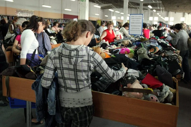 42 procent Polaków regularnie odwiedza sklepy z tanią odzieżą