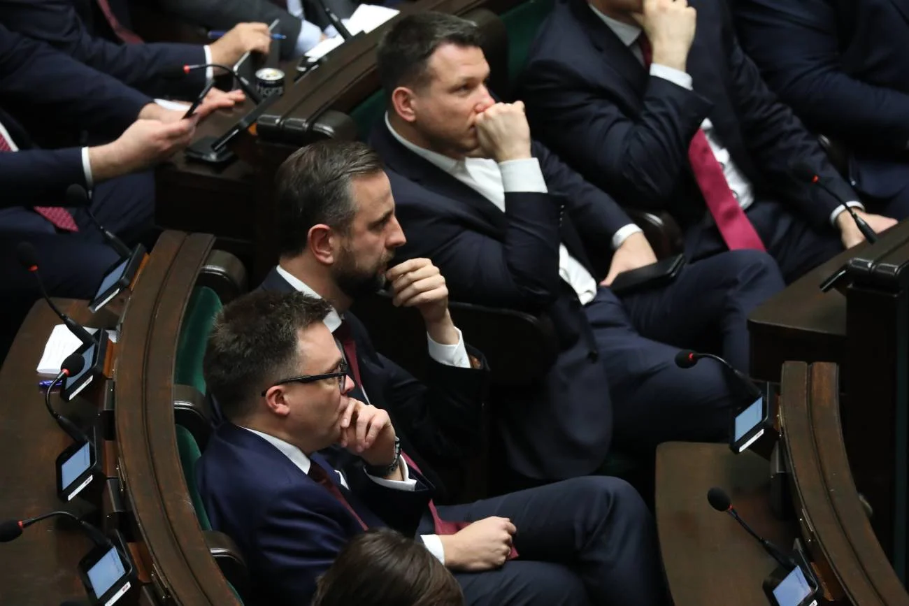 Partia Hołowni zagłosowała pod rękę z PiS i Konfederacją. Kluczowe poprawki w ważnej ustawie Polska 2050 pod rękę z PiS i Konfederacją. Poprawki w ważnej ustawie