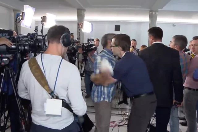 Bednarz nie chciał opuścić konferencji PiS.	 Wilamowski zainterweniował.