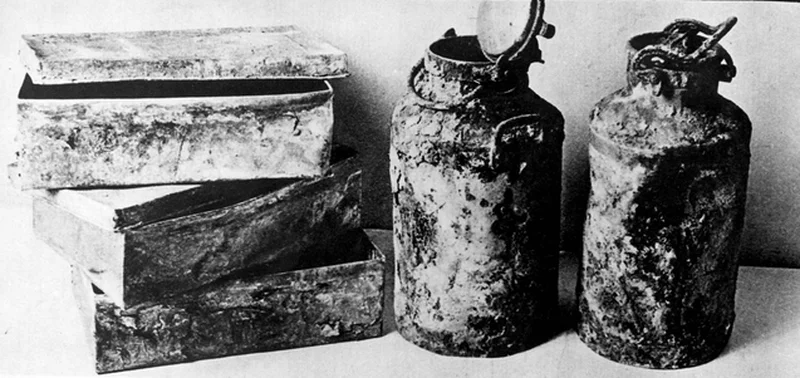 Metalowe skrzynie i butle na mleko wykorzystane przez zespół Oneg Szabat (kierowany przez Emanuela Ringelbluma) w celu ukrycia pierwszej i drugiej części archiwum getta warszawskiego.