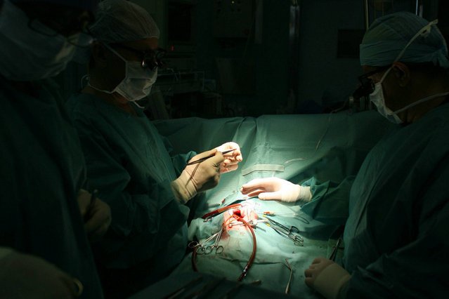 Ubezpieczenie od raka, skomplikowane operacje kardiochirurgiczne, odbudowa stawów - to wszystko weszło do abonamentów medycznych. Ich cena jest porównywalna ze składką do NFZ