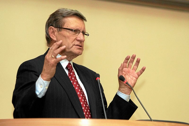 Leszek Balcerowicz: Kampania przeciw OFE jest jak awantura wokół Smoleńska