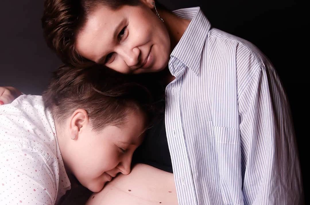 Monika wraz z żoną. Dziś córka, którą urodziła, ma 8 miesięcy. Perypetie swojej rodziny dokumentują na Instagramie.