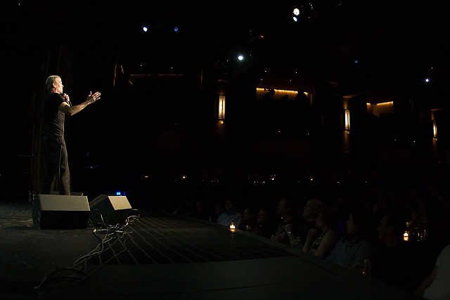 Henry Rollins, rockman i poeta. Spoken word często przeplata się ze stand-upem