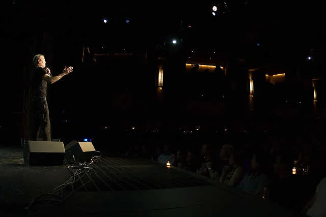 Henry Rollins, rockman i poeta. Spoken word często przeplata się ze stand-upem