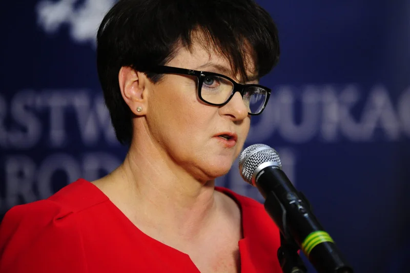 Minister Edukacji Joanna Kluzik-Rostkowska wysyła dzieci do szkoły, która "zmusza do myślenia". Czyli do prywatnej
