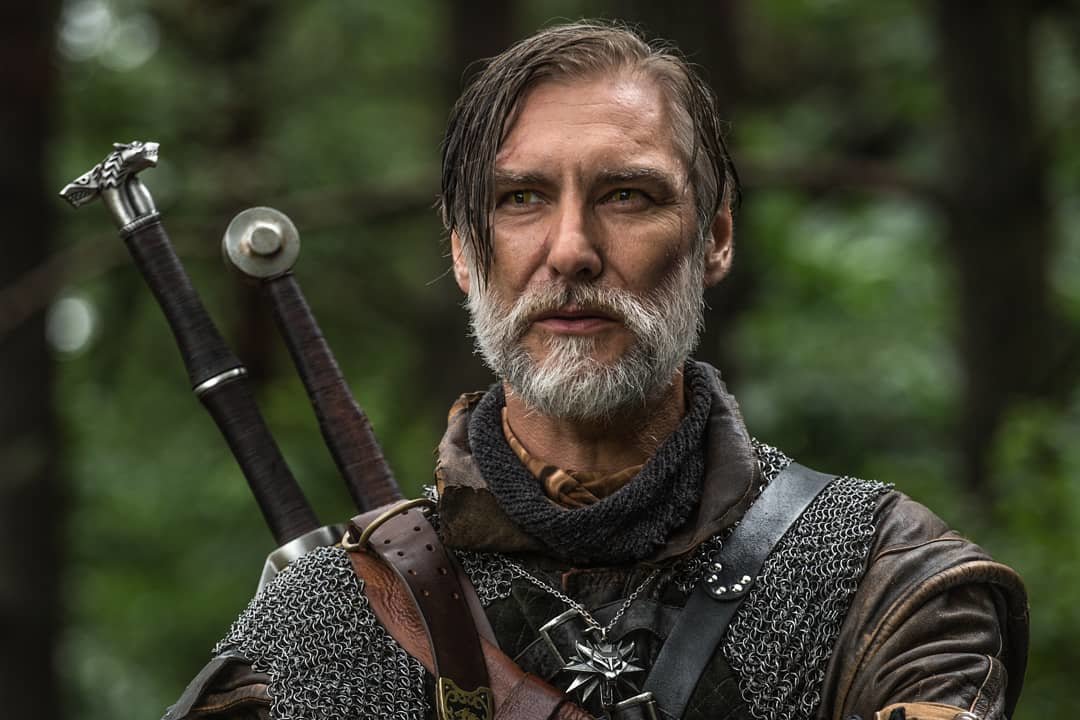 W rolę wiedźmina Lamberta wcielił się aktor Mariusz Drężek