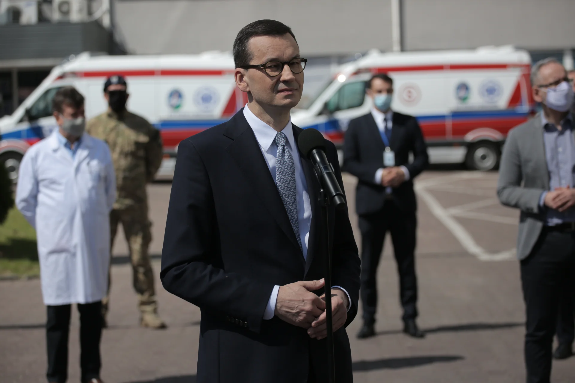 Premier Mateusz Morawiecki obiecuje podwyżki dla pracowników ochrony zdrowia, którzy walczą z koronawirusem.