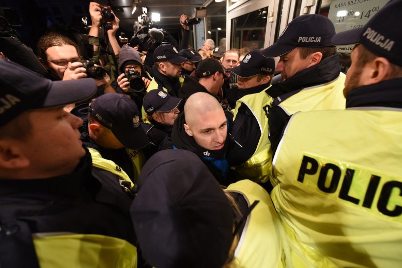 Czy nagonka na artystów jest w Polsce modna? Fajniej chodzić przed teatr, niż do niego? Po protestach we Wrocławiu teraz kolej na Bydgoszcz.