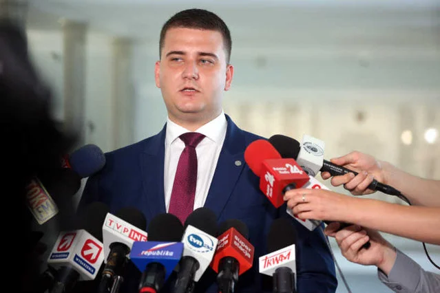 "Wiadmości" odniosły się do akcji "#Misiewicze"" #PiSiewicze"w swoim stylu.