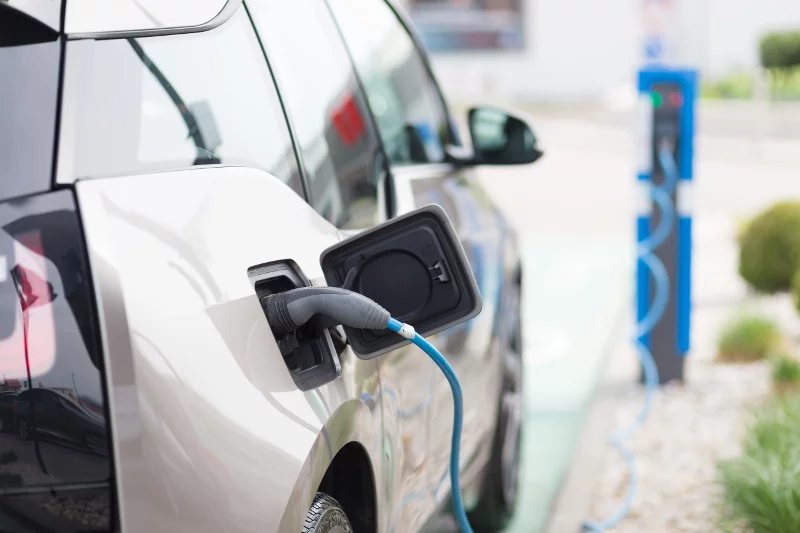 Samochody elektryczne, tak samo, jak auta tradycyjne i motocykle, podlegają w Polsce obowiązkowemu ubezpieczeniu odpowiedzialności cywilnej