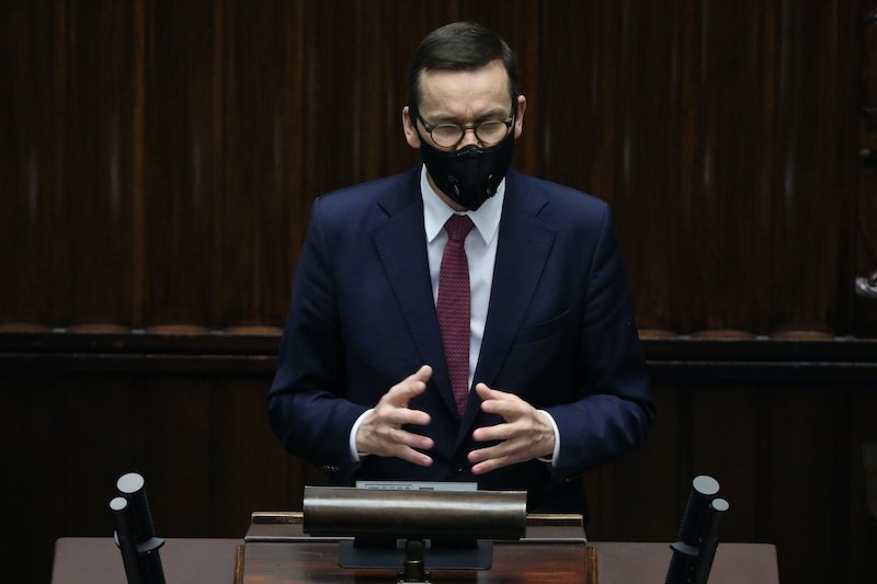 Premier Mateusz Morawiecki, szef rządu PiS, ogłosił podpisanie umowy na 45 mln szczepionek na koronawirusa.