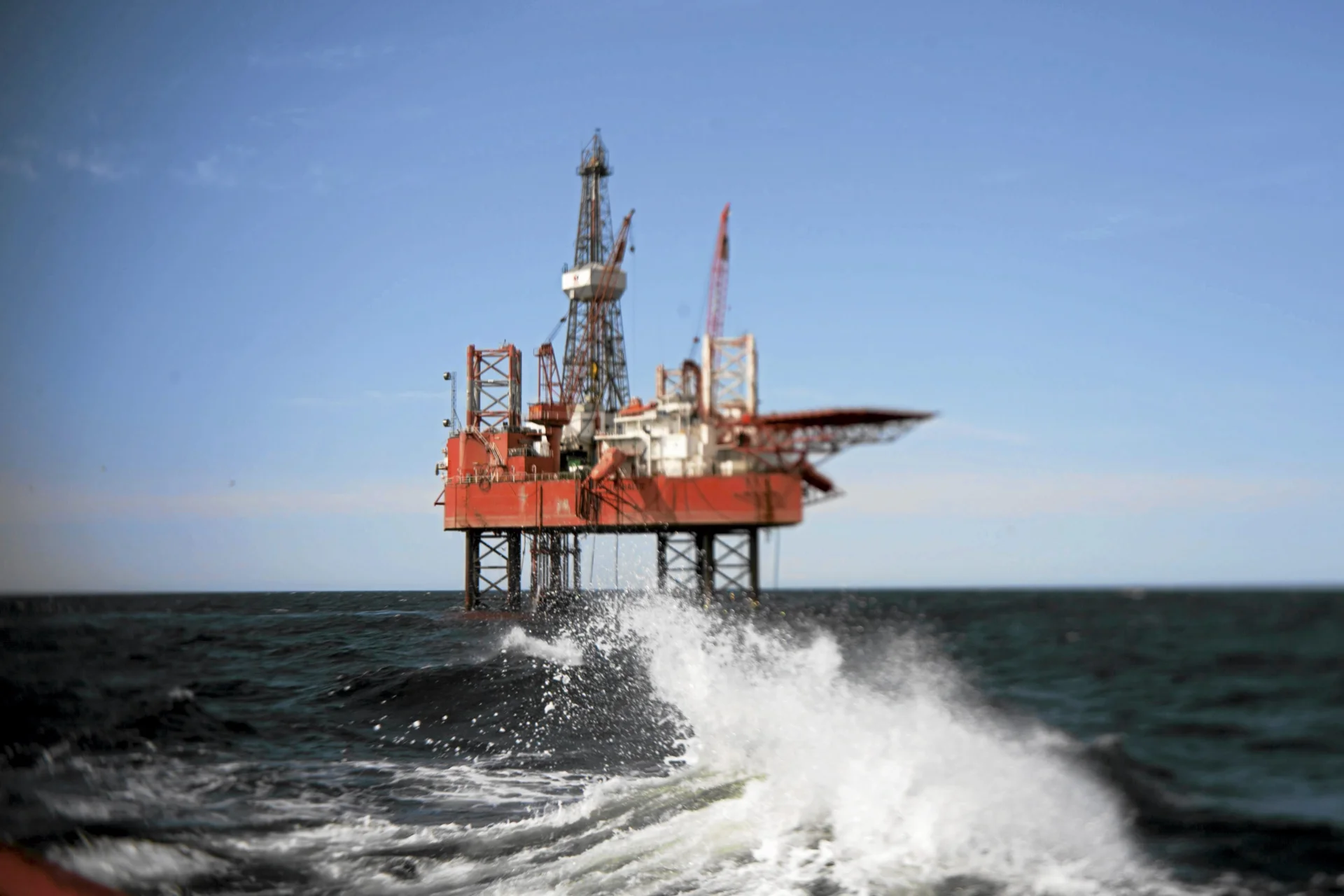Platforma Petrobaltic na Morzu Bałtyckim celem Rosji. Pojawiły się myśliwce