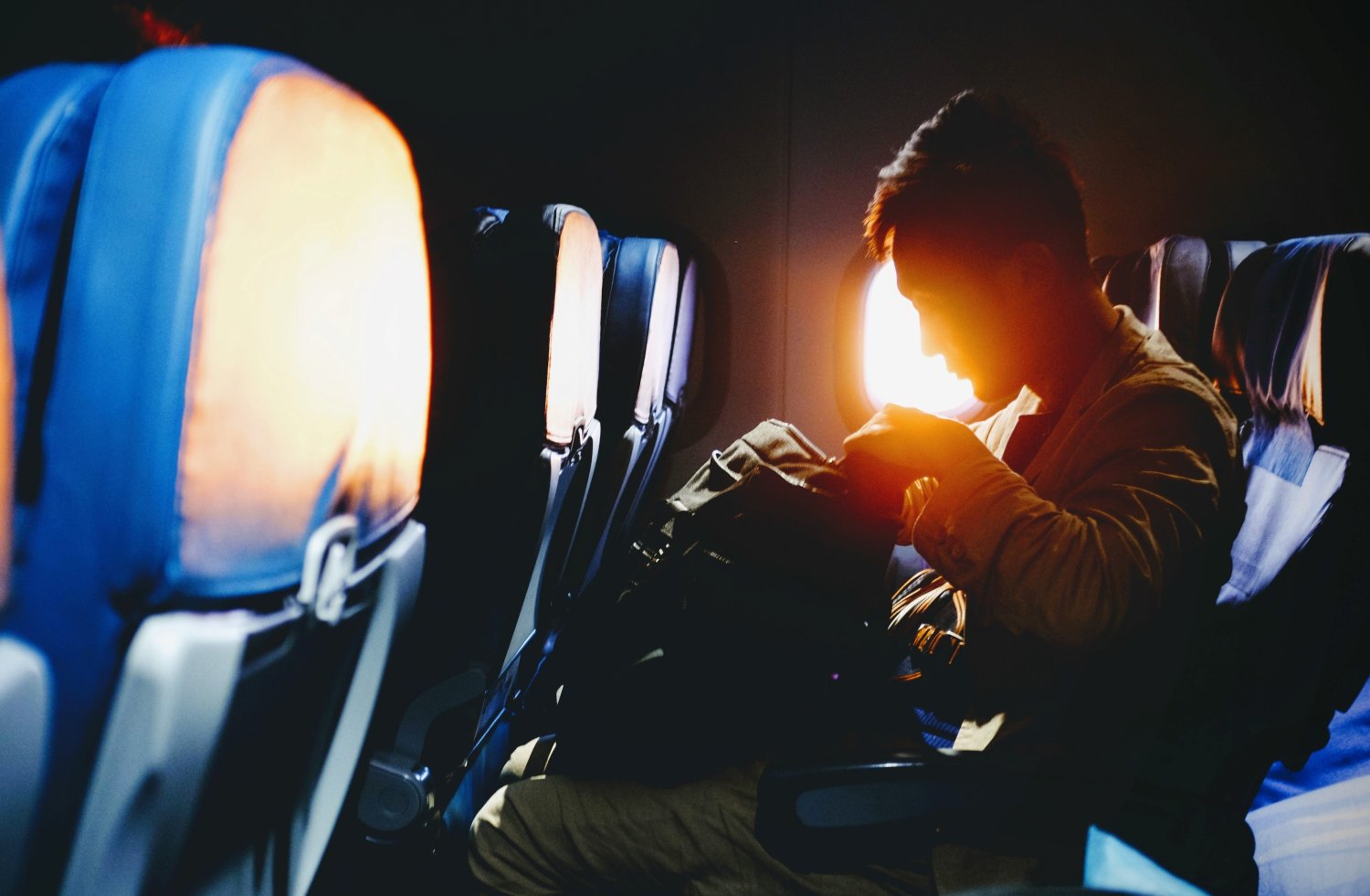 Koronawirus w samolocie – ryzyko zakażenia na pokładzie. Nowe wyniki badań z "JAMA Network Open"