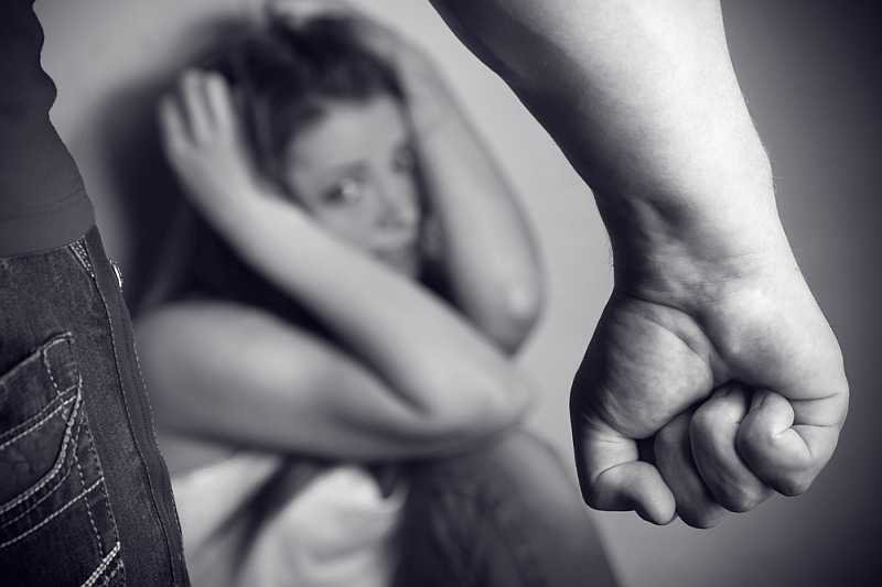 Ksiądz Piero Corsi przekonywał, że przemoc domową i gwałty może usprawiedliwiać spóźniony obiad, bałagan, plotkarstwo i niewłaściwy, wyzywający strój.