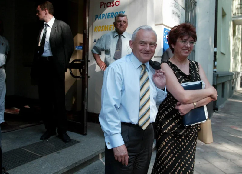 Czerwiec 2003 roku. Premier Leszek Miller w towarzystwie Aleksandry Jakubowskiej, szefowej jego gabinetu politycznego.