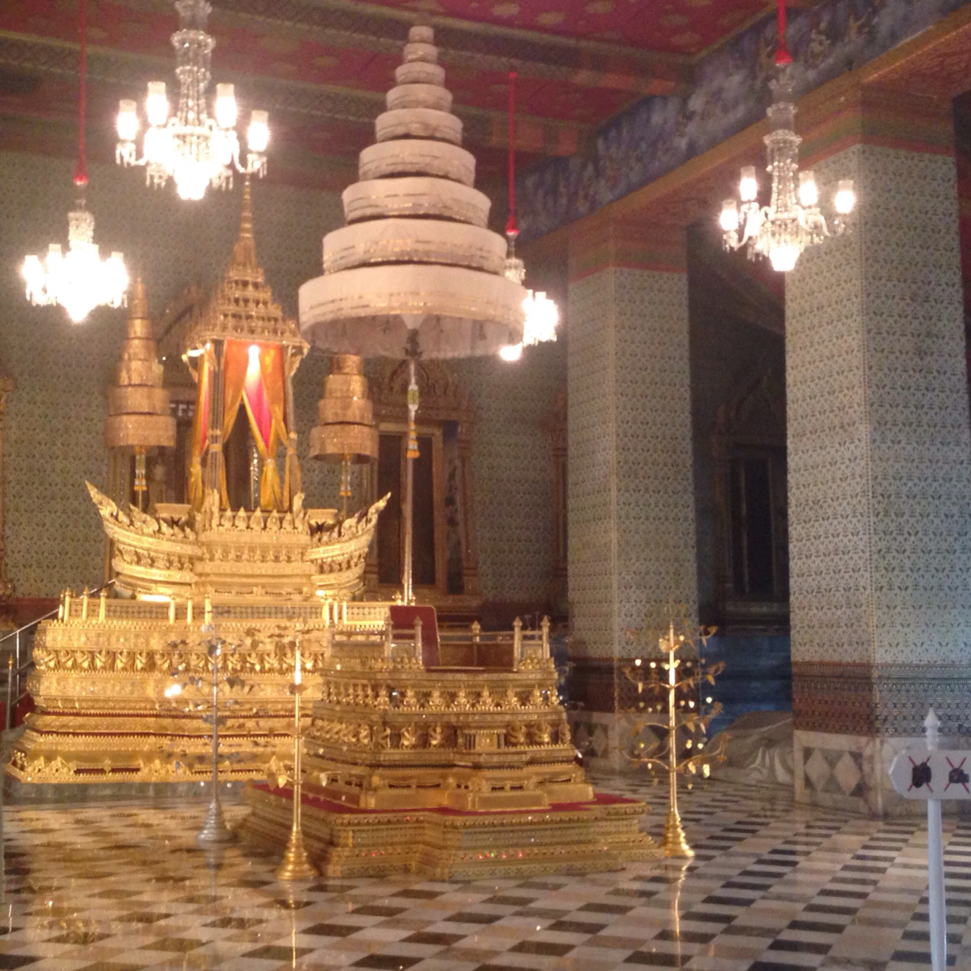 Sala Amarinda ze wspaniałym królewskim tronem. Wielki Pałac Królewski, Bangkok/ Tajlandia
