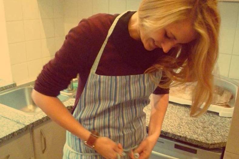 Jedna z naszych bohaterek, Ania szykuje się do pieczenia własnego chleba