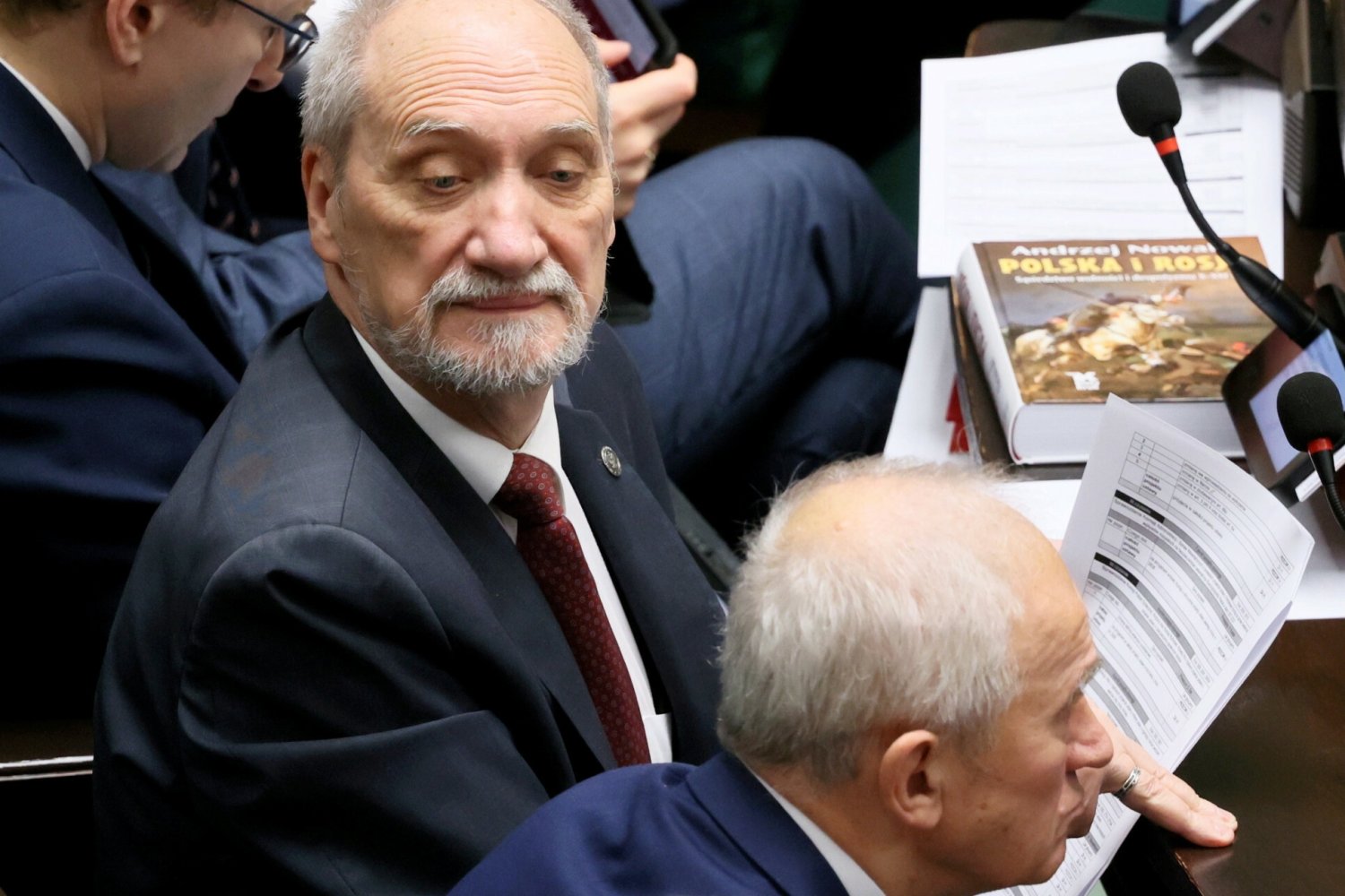 Posłowie PiS wyjęli karty do głosowania w kluczowym momencie dla ustawy o Sądzie Najwyższym.