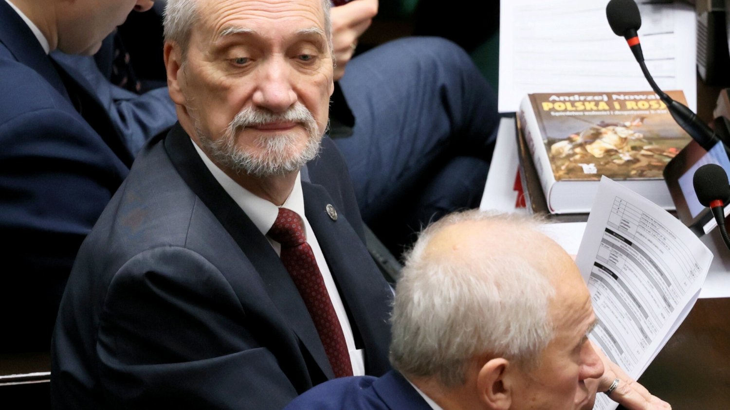Posłowie PiS wyjęli karty do głosowania w kluczowym momencie dla ustawy o Sądzie Najwyższym.