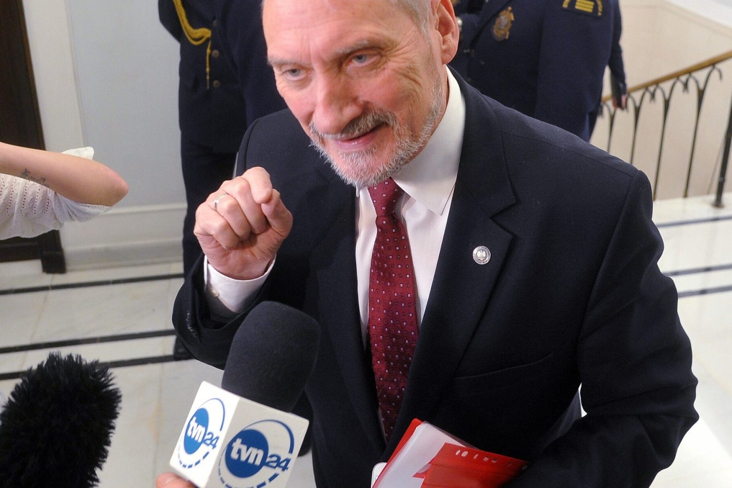 Wiceprezes PiS Antoni Macierewicz i dziennikarz TVN24 w Sejmie.