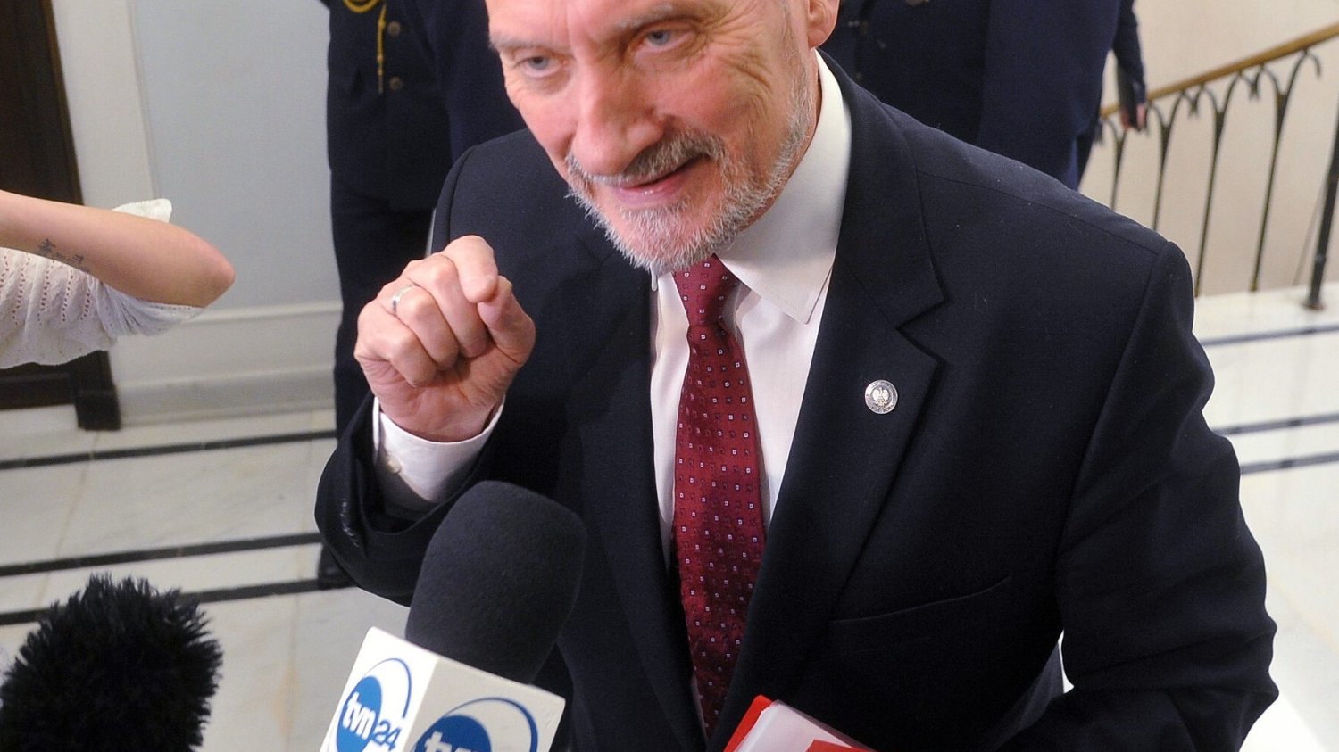 Wiceprezes PiS Antoni Macierewicz i dziennikarz TVN24 w Sejmie.