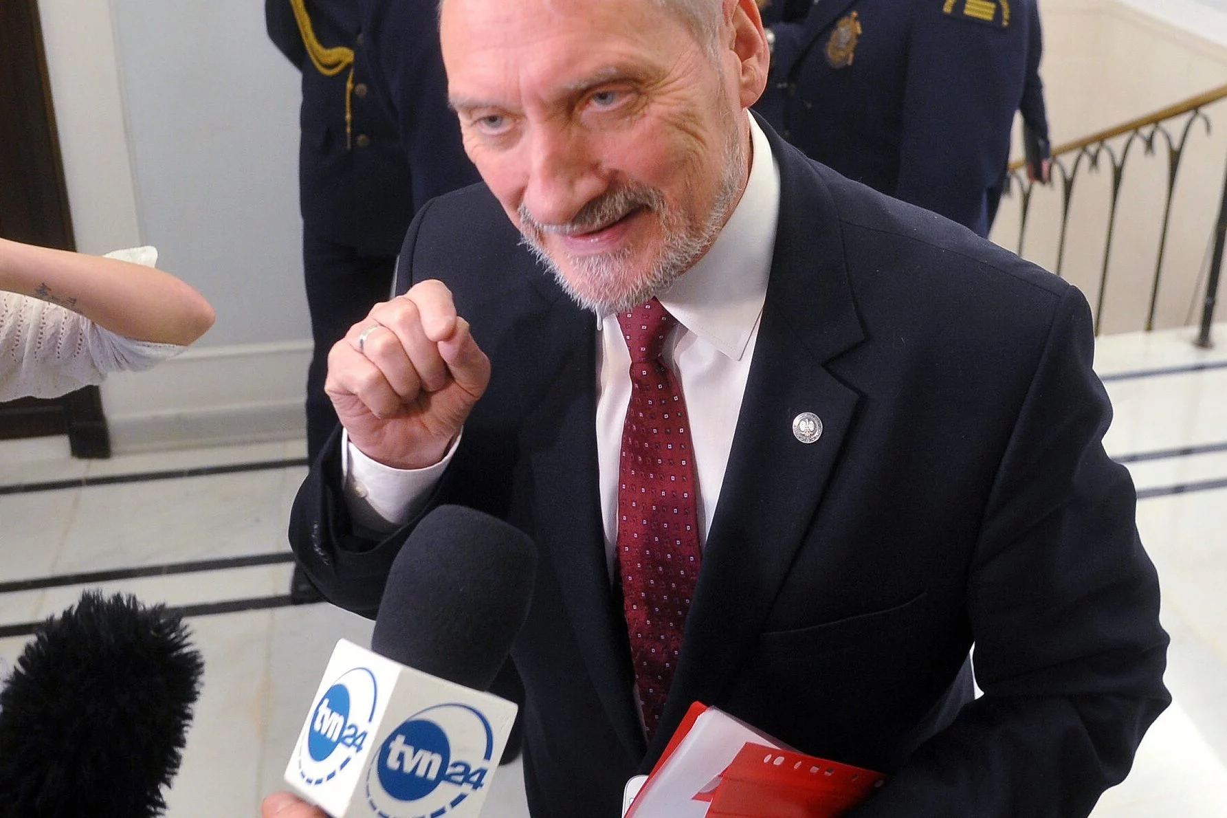 Wiceprezes PiS Antoni Macierewicz i dziennikarz TVN24 w Sejmie.