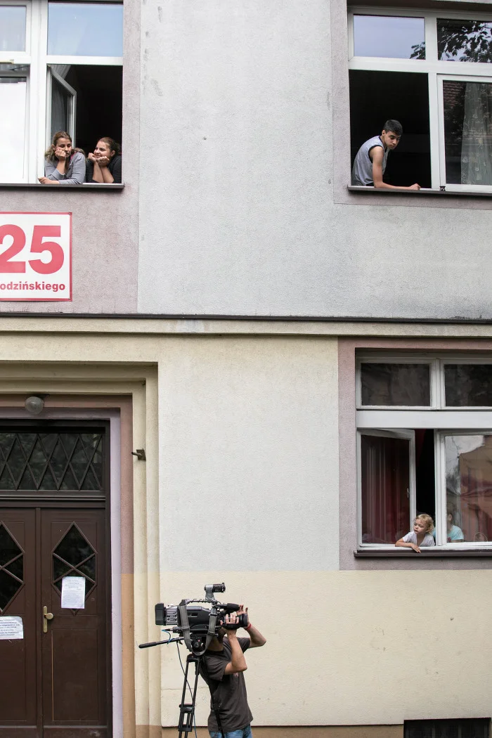Tarnów – syryjska rodzina w swoim mieszkaniu, na górze.