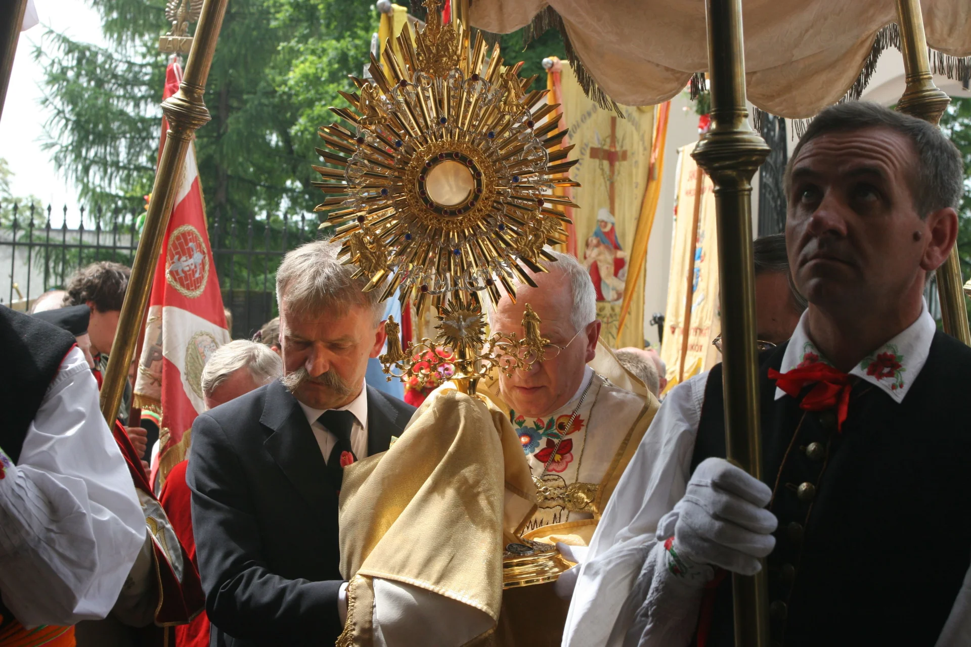 Nawet strój ceremonialny kapłana ma elementy w łowickie wzory.