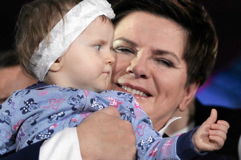 Ludzie już pytają, kiedy dostaną 500 złotych obiecane im przez Beatę Szydło.