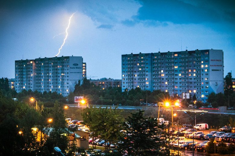 Podczas weekendu w wielu regionach wystąpią ulewy i burze.