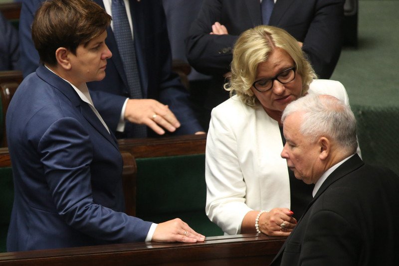 Kempa nie zdoła wytłumaczyć się z tupolewizmu. Eksperci miażdżą jej teorie o "tajnych" i "cywilnych" instrukcjach HEAD