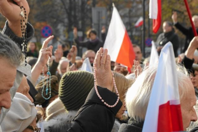 – Różańcem w Wojciecha Jaruzelskiego – proponuje Stanisław Pięta.