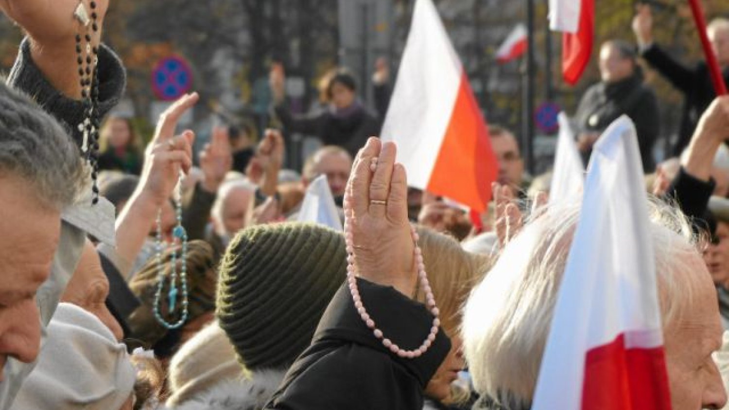 – Różańcem w Wojciecha Jaruzelskiego – proponuje Stanisław Pięta.