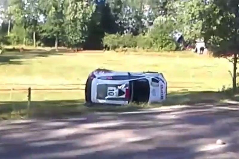 Robert Kubica dachował w Rajdzie Polski. Szybka pomoc kibiców najlepszego Polaka w WRC pomogła utrzymać nadzieje na dobry wynik.