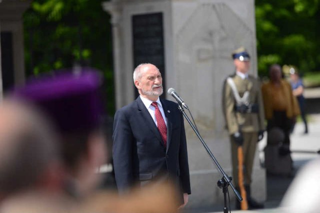 Minister Macierewicz chce z pojedynczych powstańców przekonywać do tego, by podczas uroczystości 72. rocznicy Powstania Warszawskiego odczytać apel smoleński.