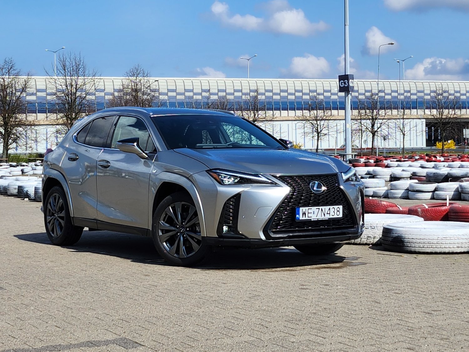 Nadwozie poliftingowego Lexusa UX może nie zmieniło się za bardzo, ale cały czas wygląda bardzo nowocześnie i gustownie.