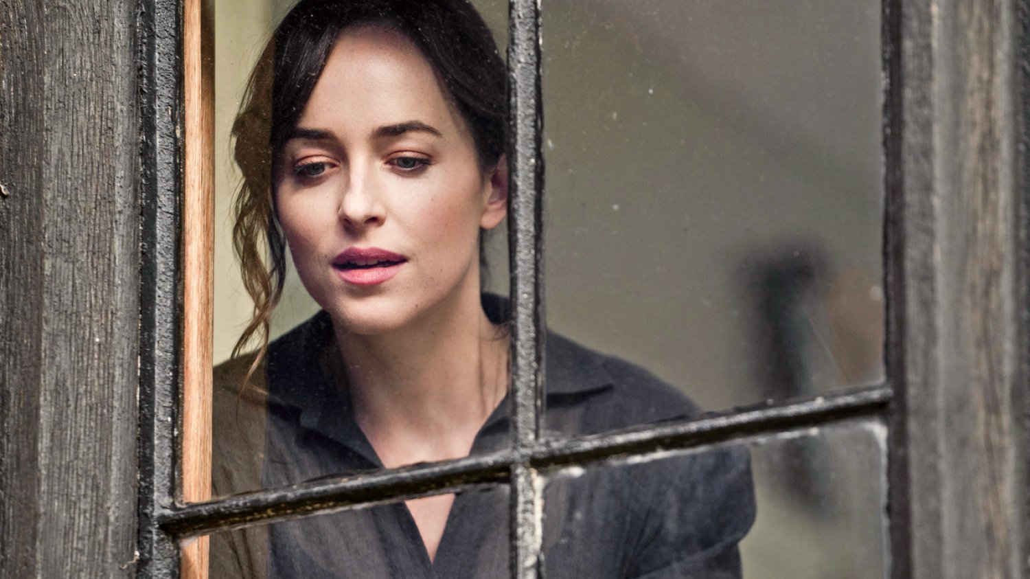 Dakota Johnson jako Anna Elliot w filmie "Perswazje" na podstawie powieści Jane Austen.