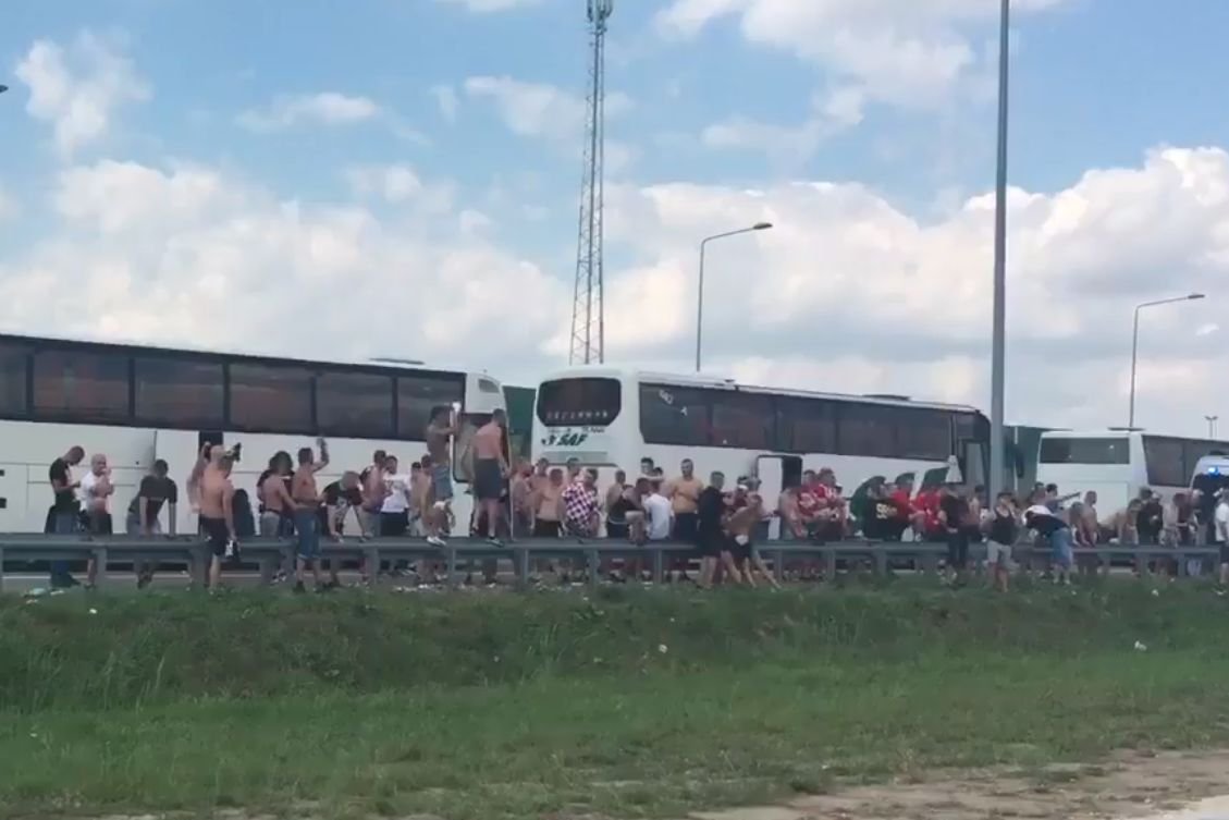Na autostradzie A1 pobili się kibice różnych drużyn.