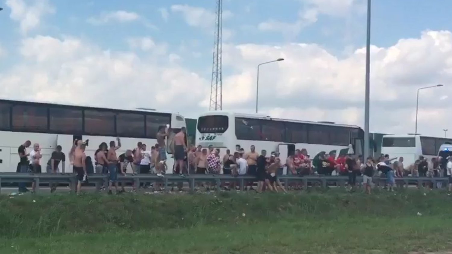 Na autostradzie A1 pobili się kibice różnych drużyn.