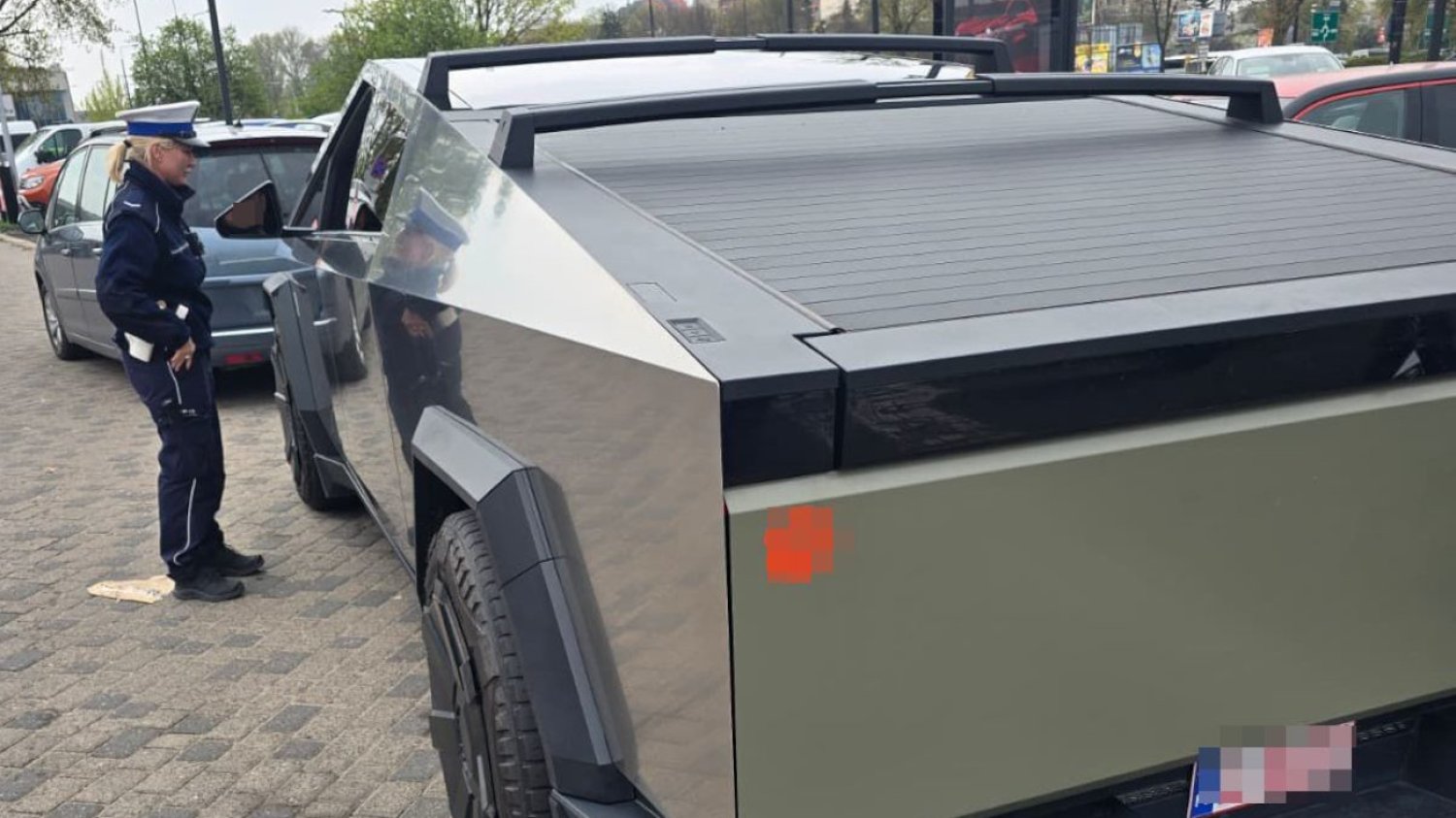 Policjanci z KMP w Lublinie zatrzymali kierowcę Telski Cybertruck. Policjanci z KMP w Lublinie zatrzymali kierowcę Telski Cybertruck.