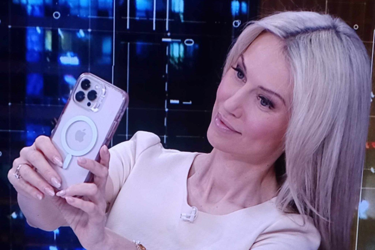 Magdalena Ogórek w studio TVP pozuje do selfika.
